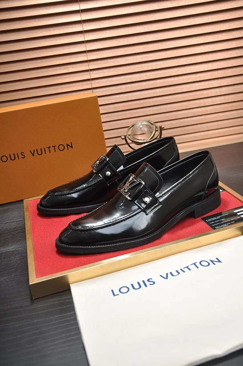 Men's men's shoes 💰500💶 [LV] (original single cowhide lining) 🍀LV's latest genuine leather business suit shoes are launched simultaneously on the official website. The first-layer cowhide imported from Italy is made of heavy gold, 💥official website 1:1 rubber outsole. Versatile to wear, high-end without losing class, and the color combination is extraordinary. This four-season style is alluring when worn on your feet, showing off your big-name flair. Standard code 38-45 (45 customized)